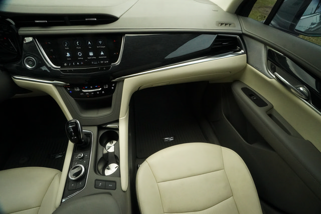 Used 2024 Cadillac XT6 Premium Luxury w/ Technology Package FWD image 12