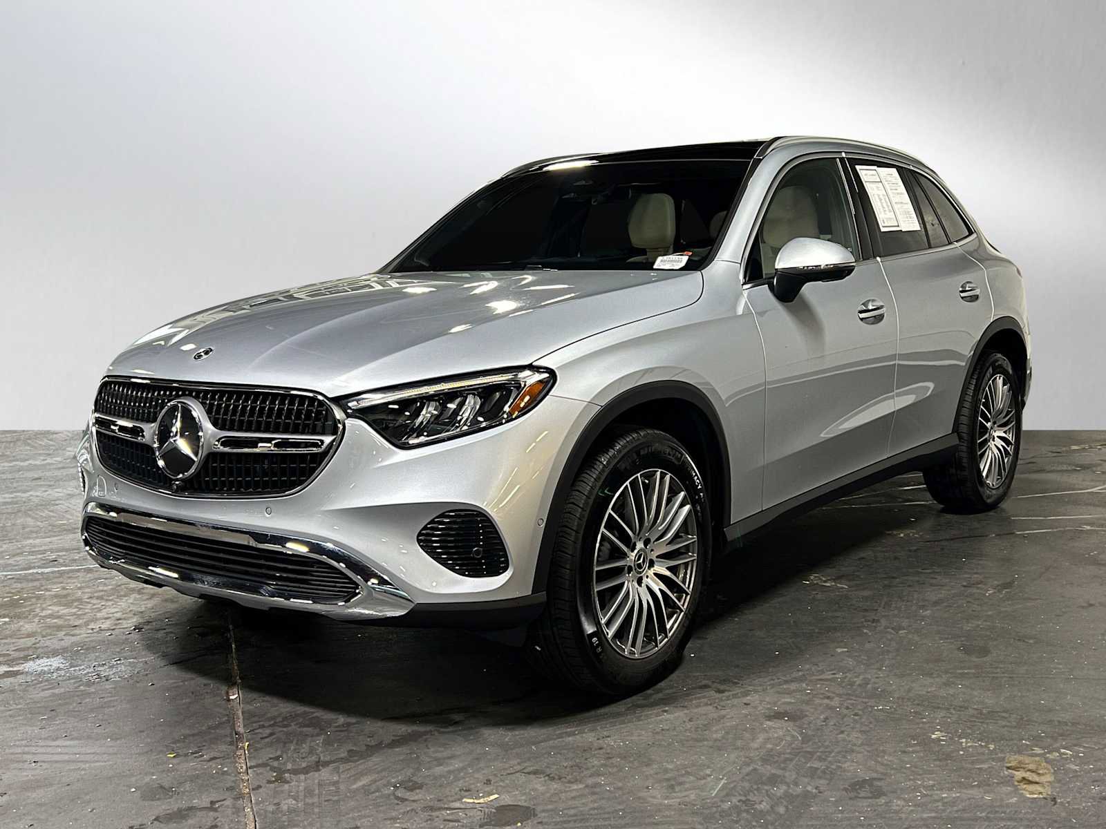 Used 2025 Mercedes-Benz GLC 300 4MATIC image 7