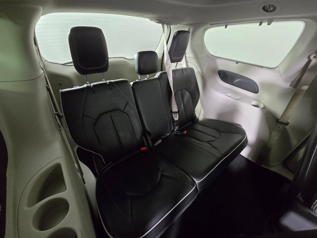 Used 2022 Chrysler Pacifica Limited w/ Uconnect Theater Family Group FWD image 42
