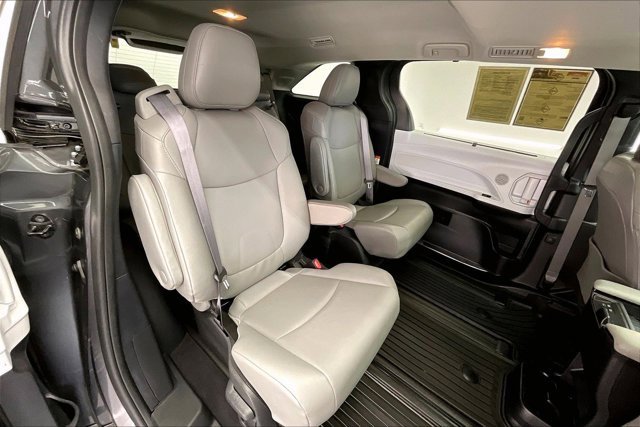 Used 2025 Toyota Sienna XLE image 19
