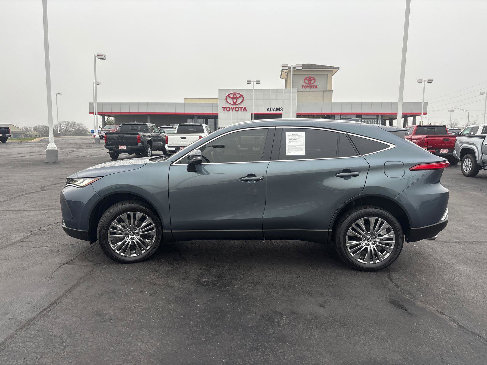 Used 2022 Toyota Venza XLE AWD/4WD image 4