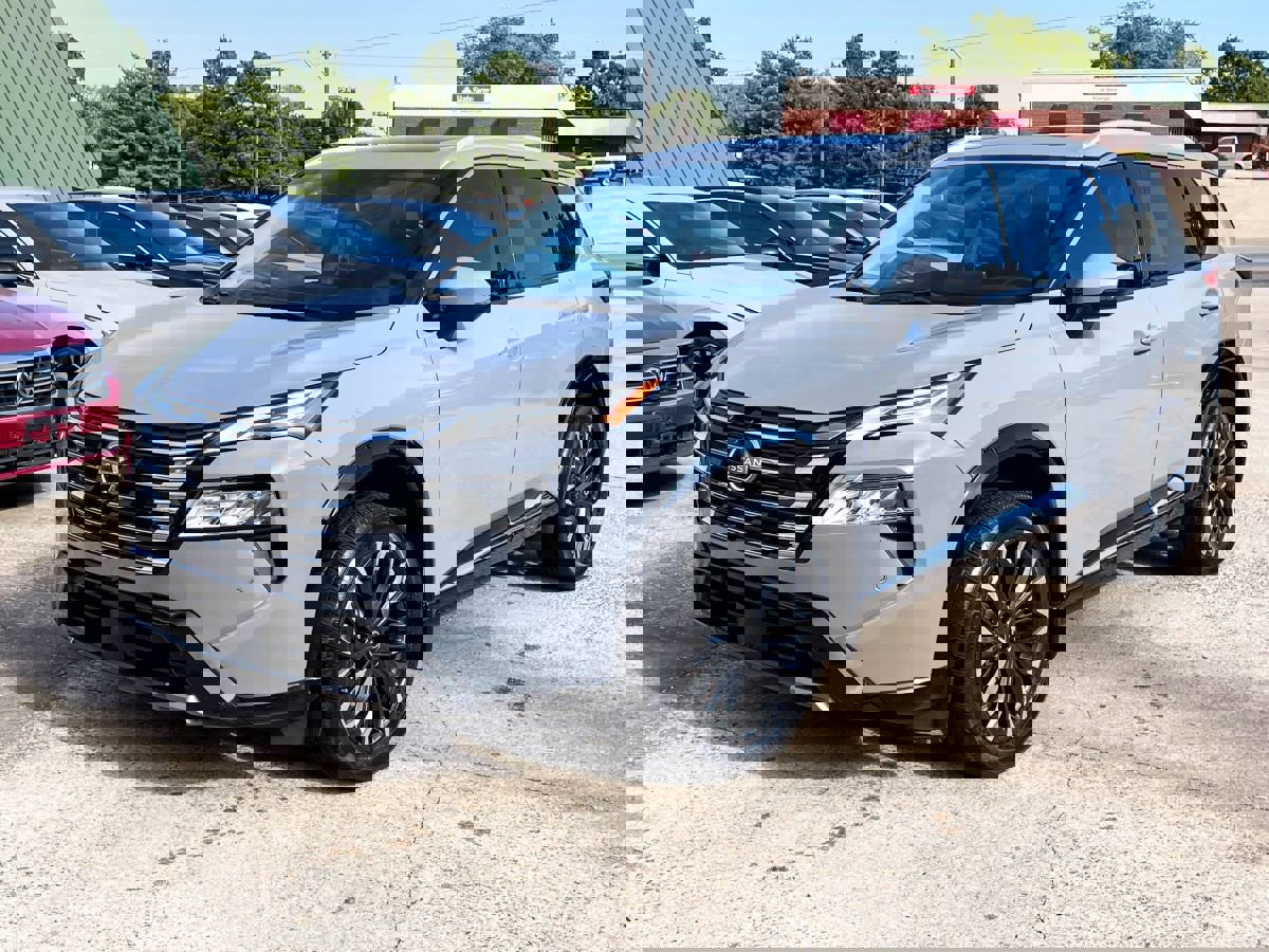 Used 2024 Nissan Rogue Platinum image 1