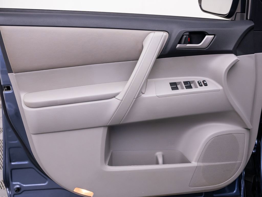 Used 2012 Toyota Highlander FWD w/ Tech Pkg image 14
