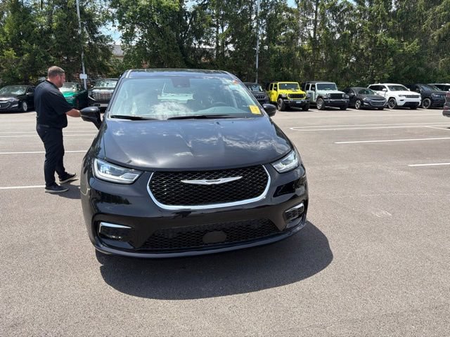 Used 2024 Chrysler Pacifica Limited w/ Trailer Tow Group FWD image 2