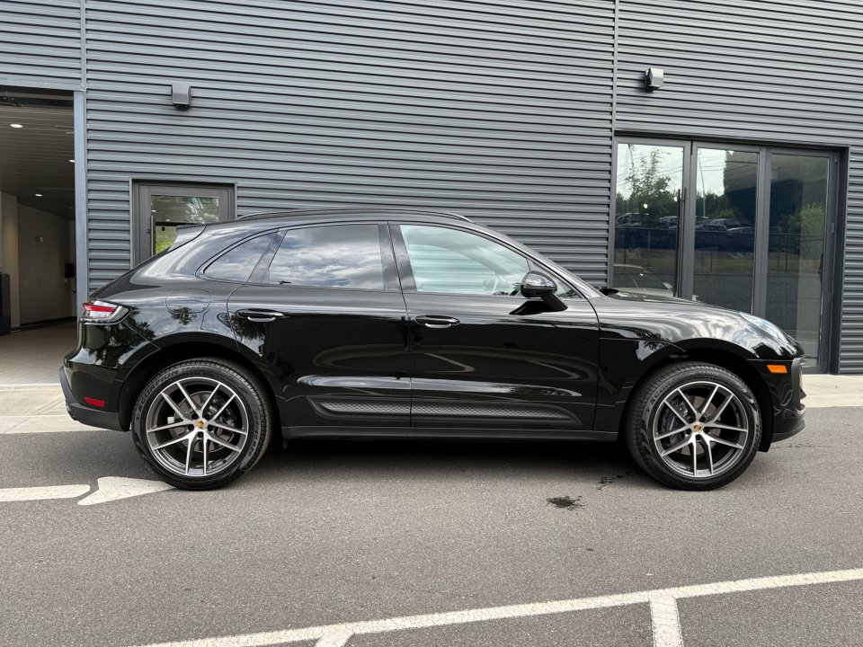 Certified 2026 Porsche Macan AWD/4WD image 8
