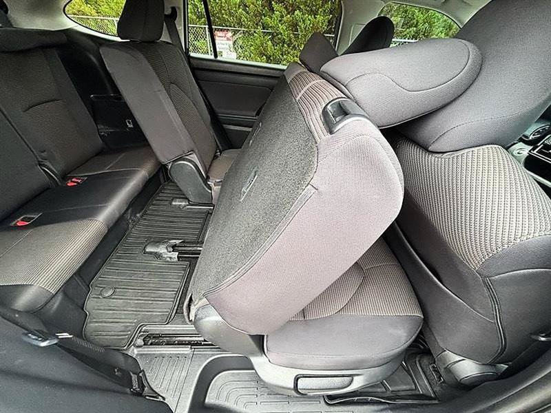Used 2023 Toyota Highlander LE FWD image 47