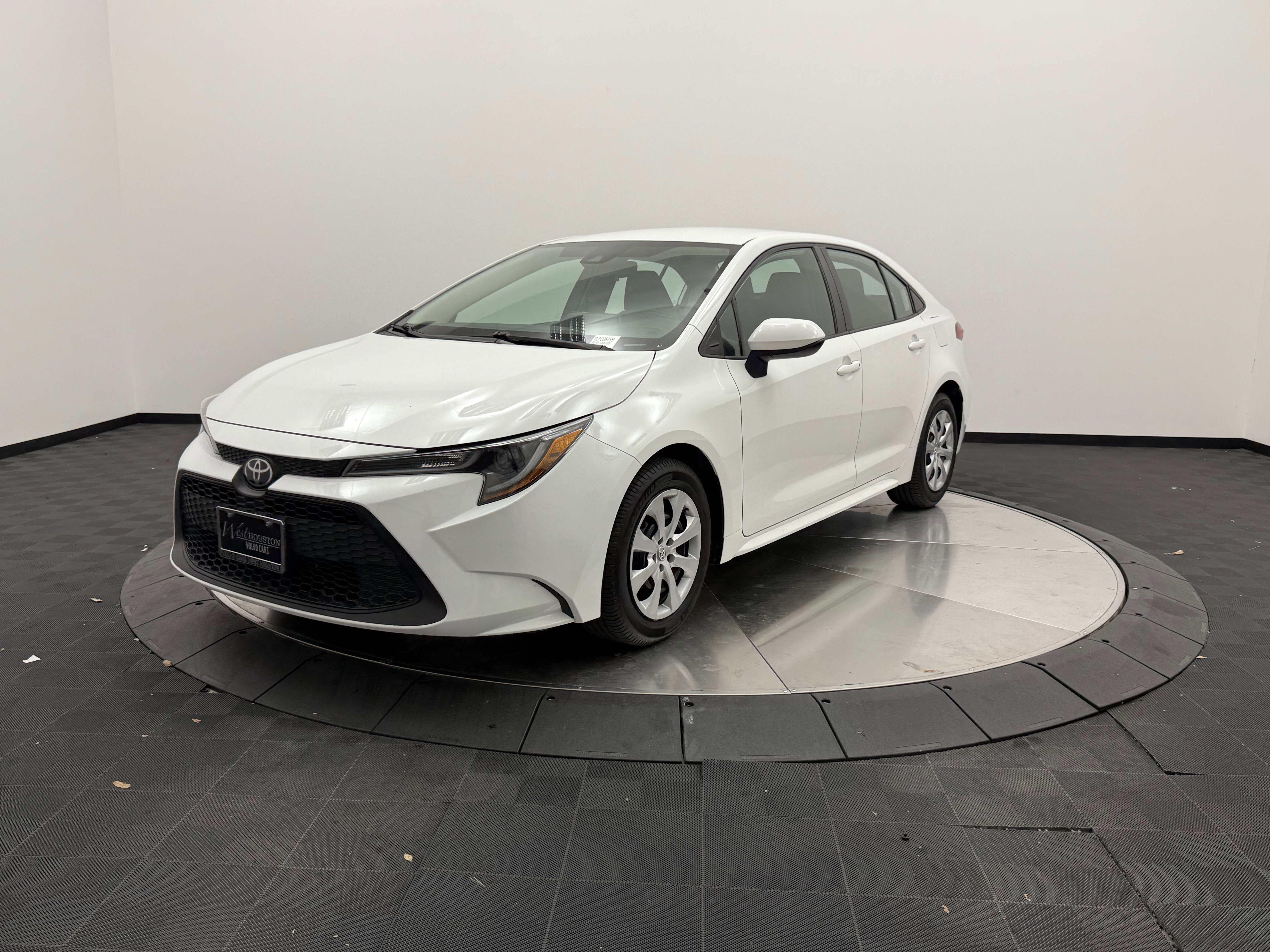 Used 2020 Toyota Corolla LE FWD image 3