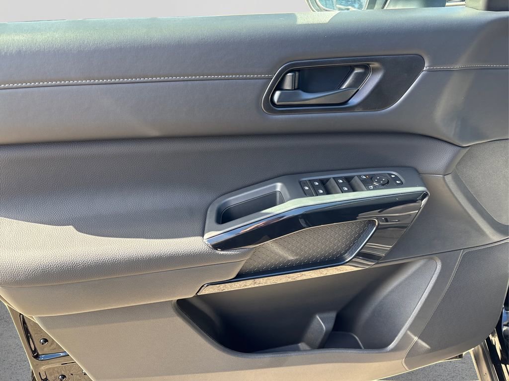 New 2025 Nissan Pathfinder SV w/ Black Appearance Package image 23