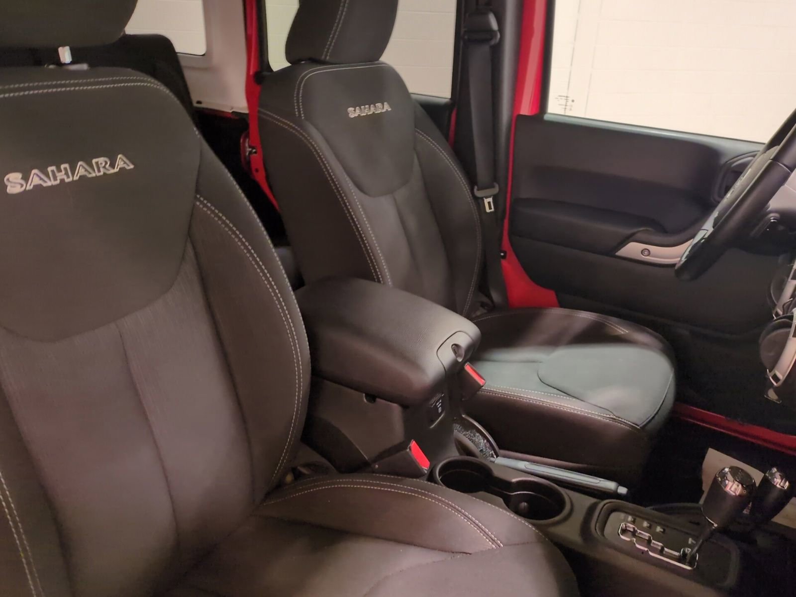 Used 2017 Jeep Wrangler Unlimited Sahara w/ Connectivity Group AWD/4WD image 11