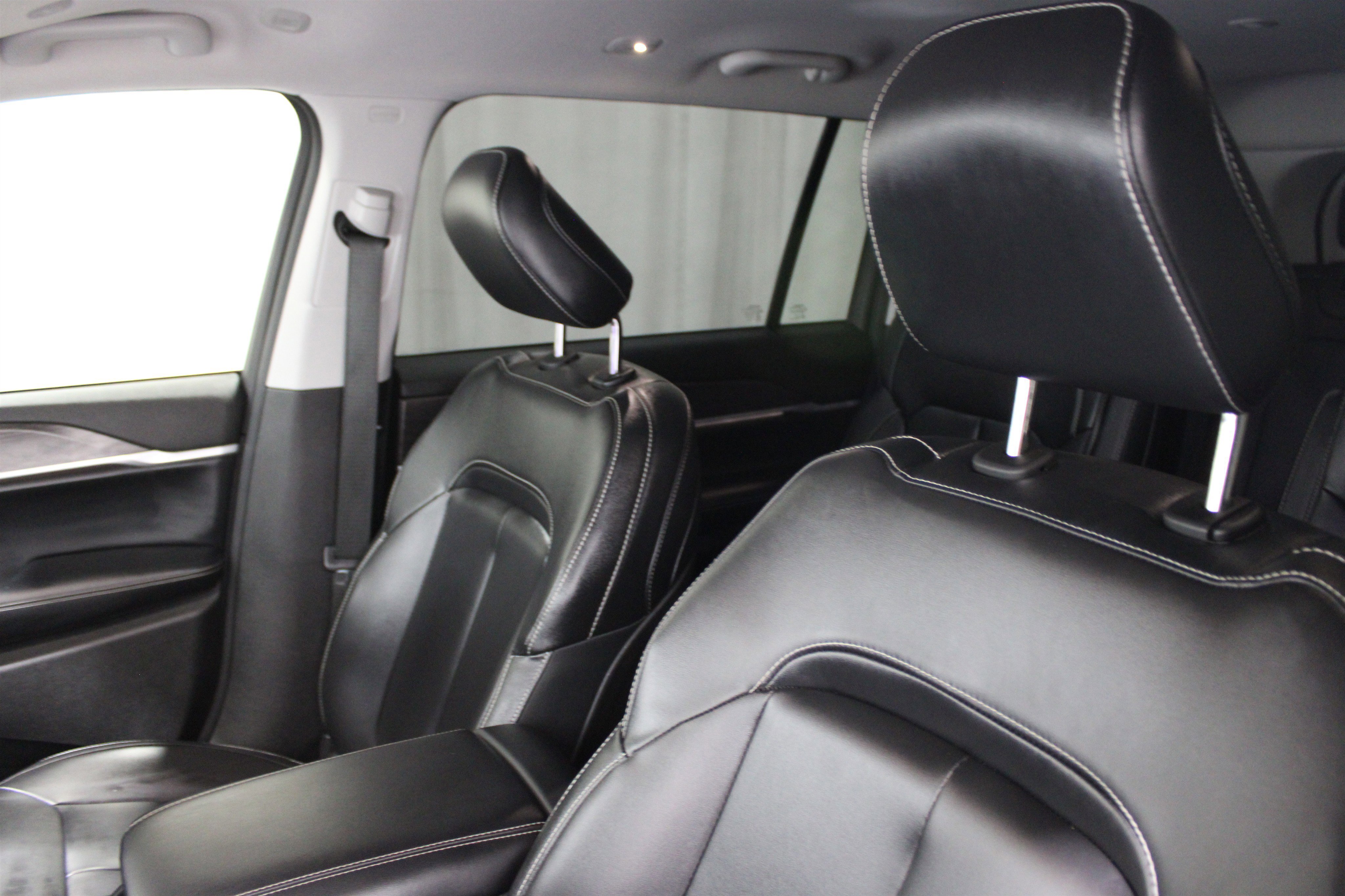 Used 2024 Jeep Grand Cherokee L Limited w/ Black Appearance Package image 4