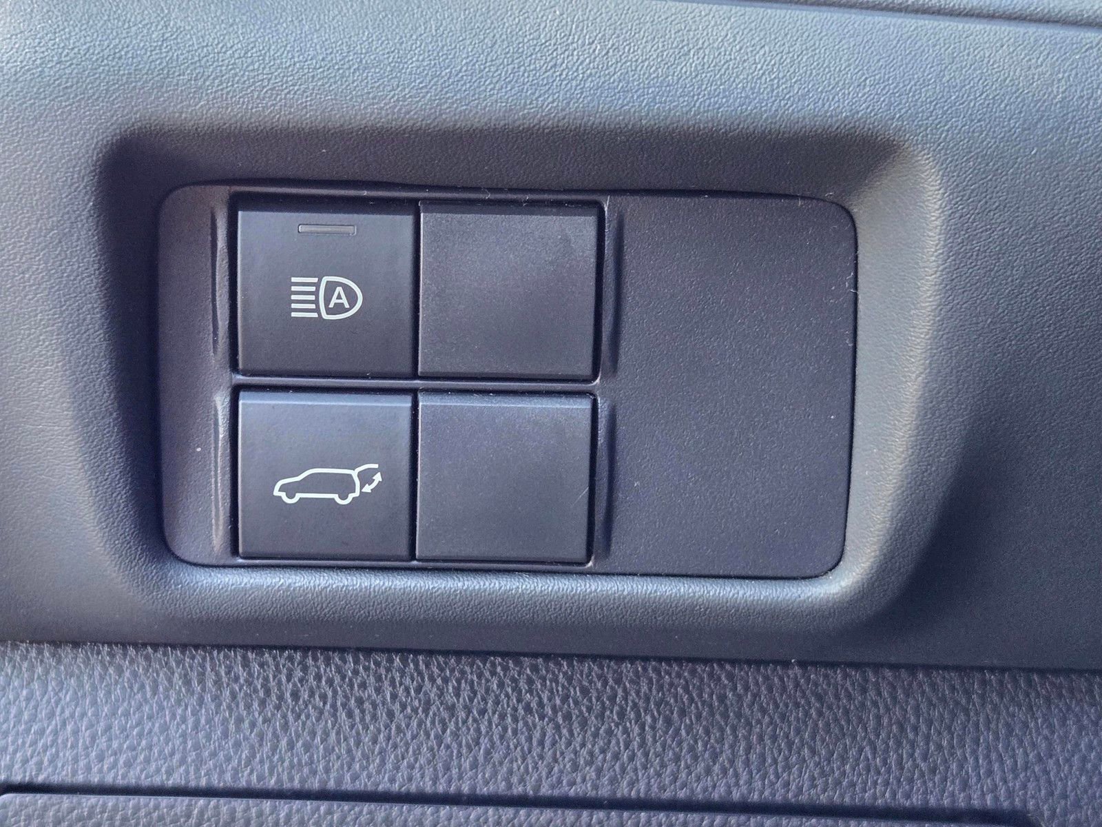 Used 2021 Toyota Highlander XSE FWD image 17
