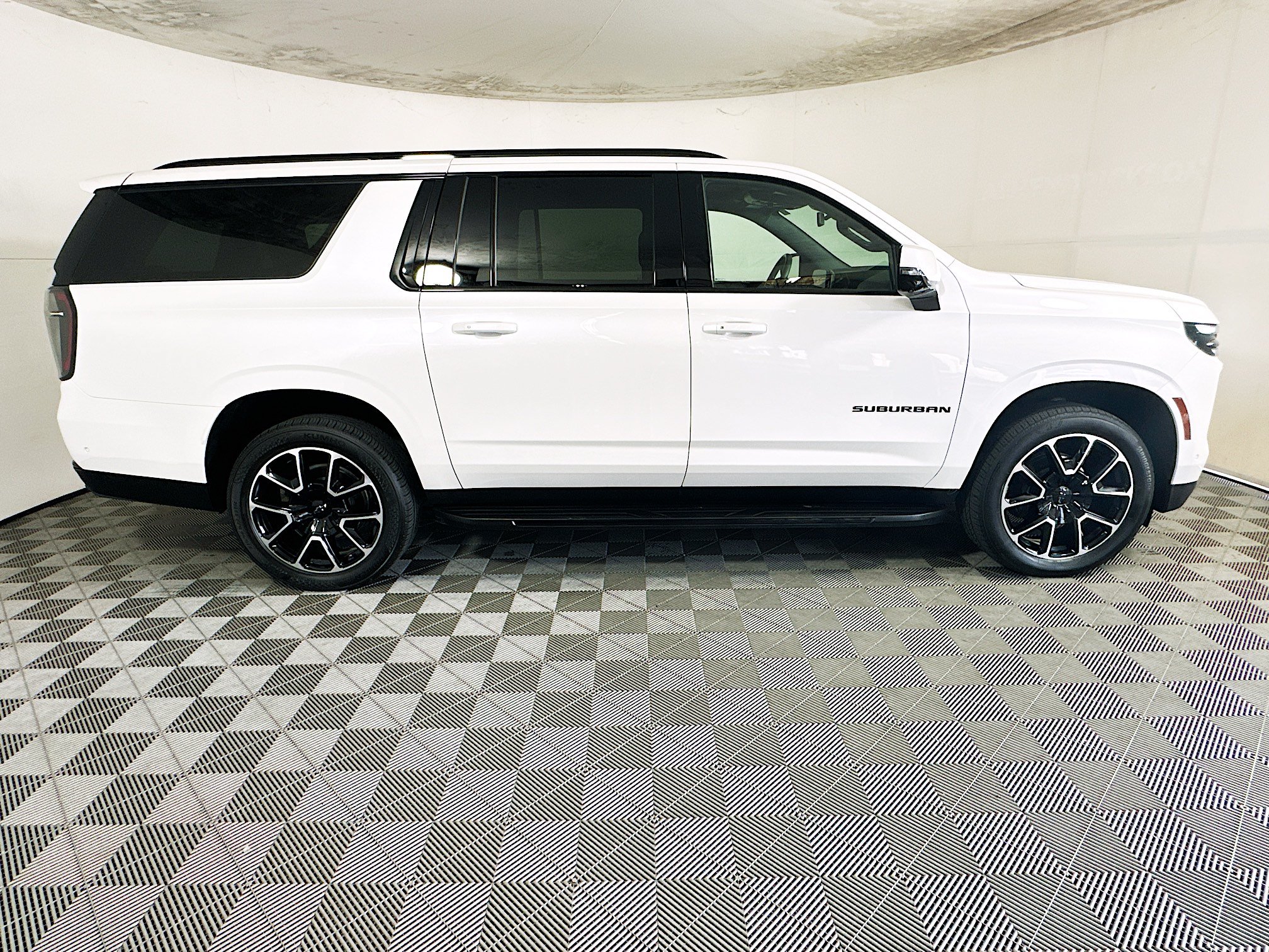 Used 2025 Chevrolet Suburban RST w/ Comfort Package RWD image 2