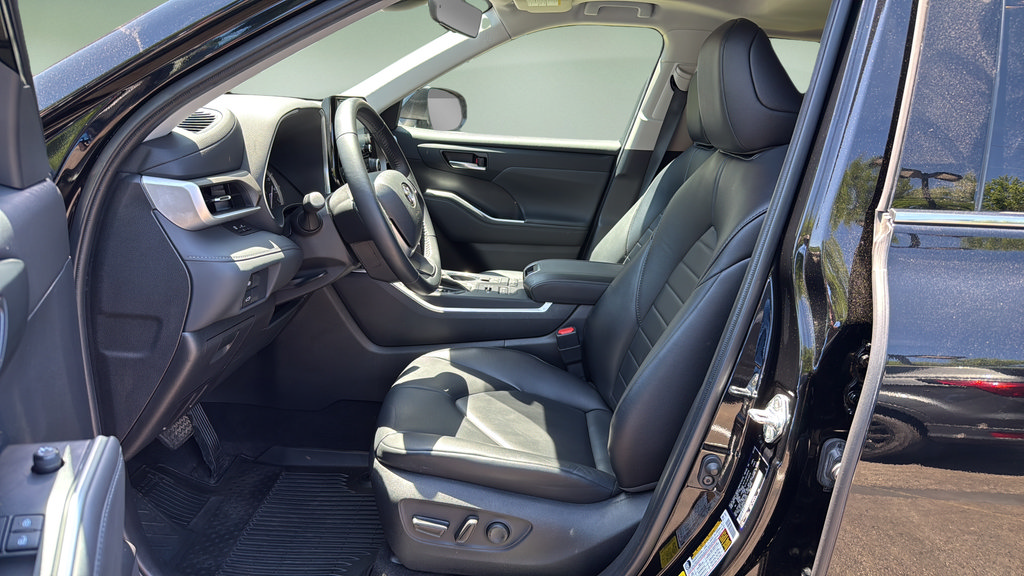 Used 2022 Toyota Highlander XLE AWD/4WD image 11