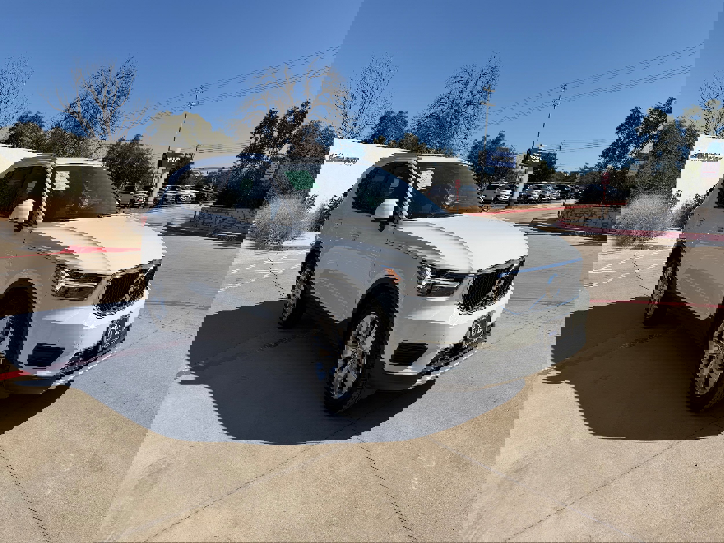 Used 2020 Volvo XC40 T4 Momentum image 7