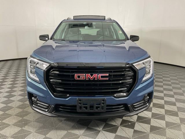 Used 2024 GMC Terrain SLT w/ Elevation Edition image 2