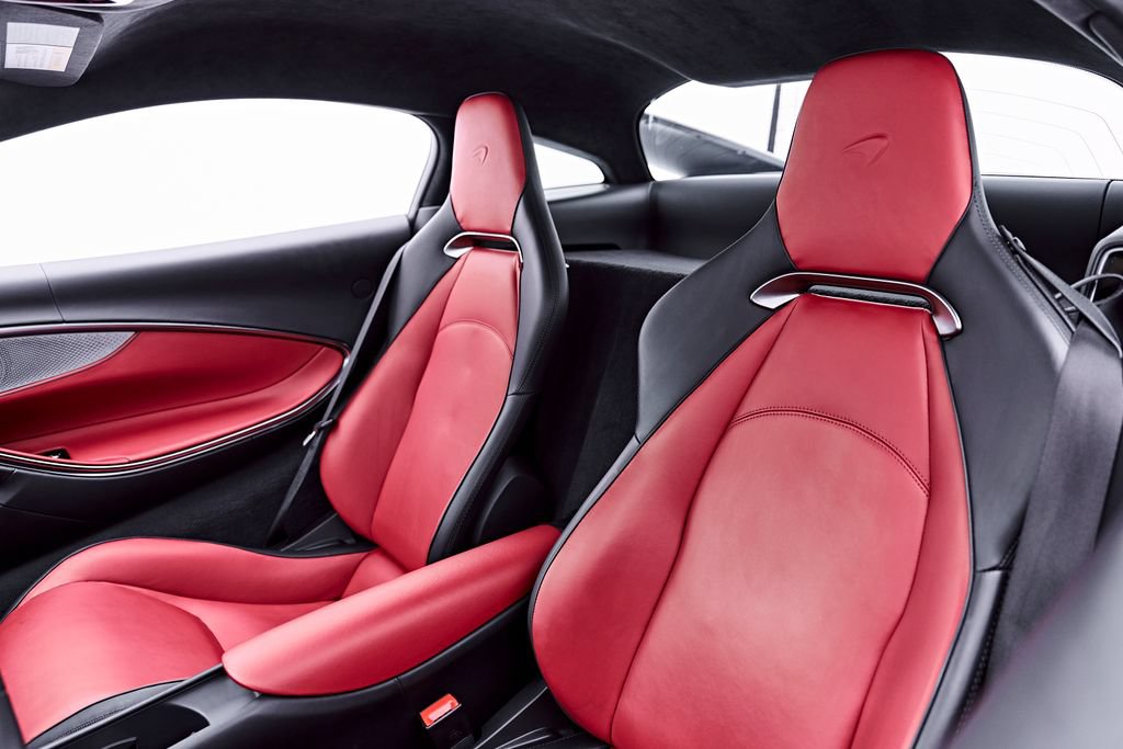 Used 2024 McLaren Artura RWD image 3