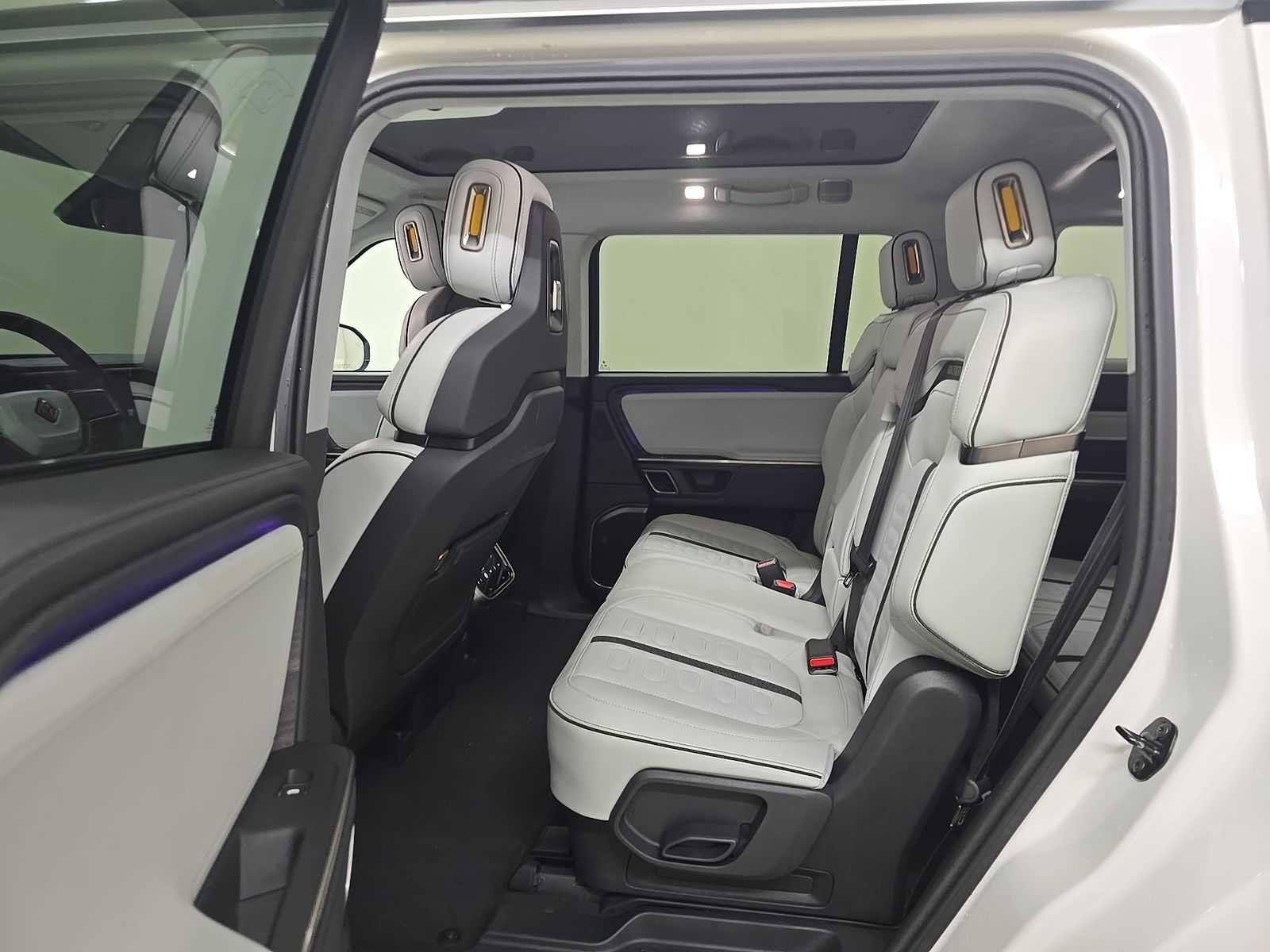Used 2024 Rivian R1S Adventure AWD/4WD image 8