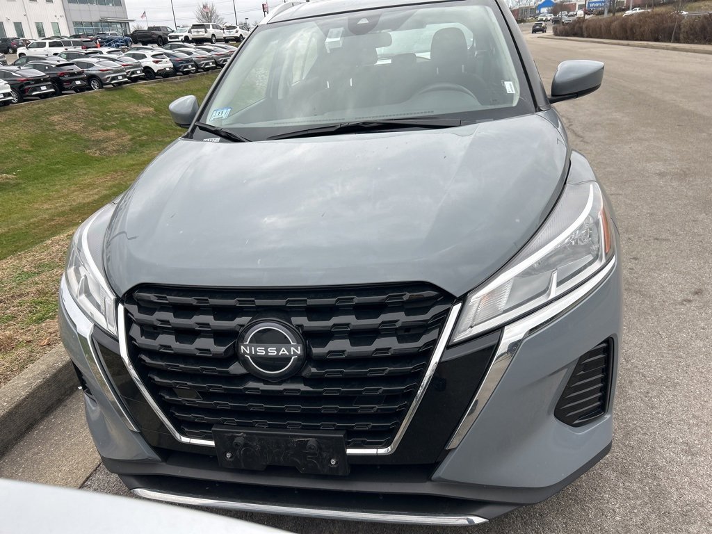Used 2023 Nissan Kicks SV image 2