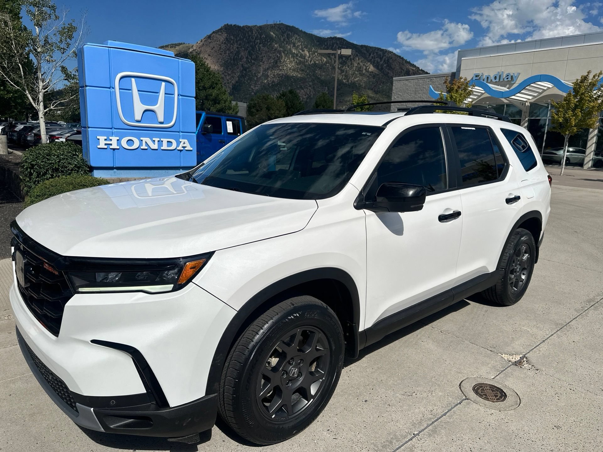 Used 2024 Honda Pilot TrailSport image 1