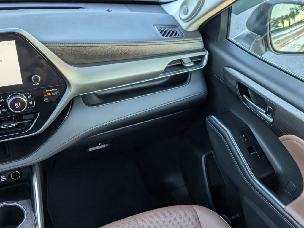 Certified 2025 Toyota Highlander Limited image 19