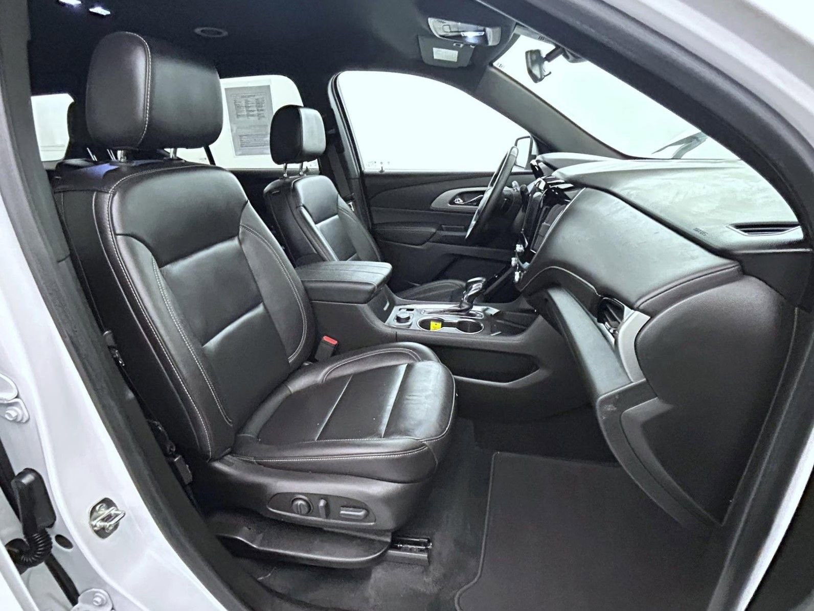 Used 2023 Chevrolet Traverse LT image 15