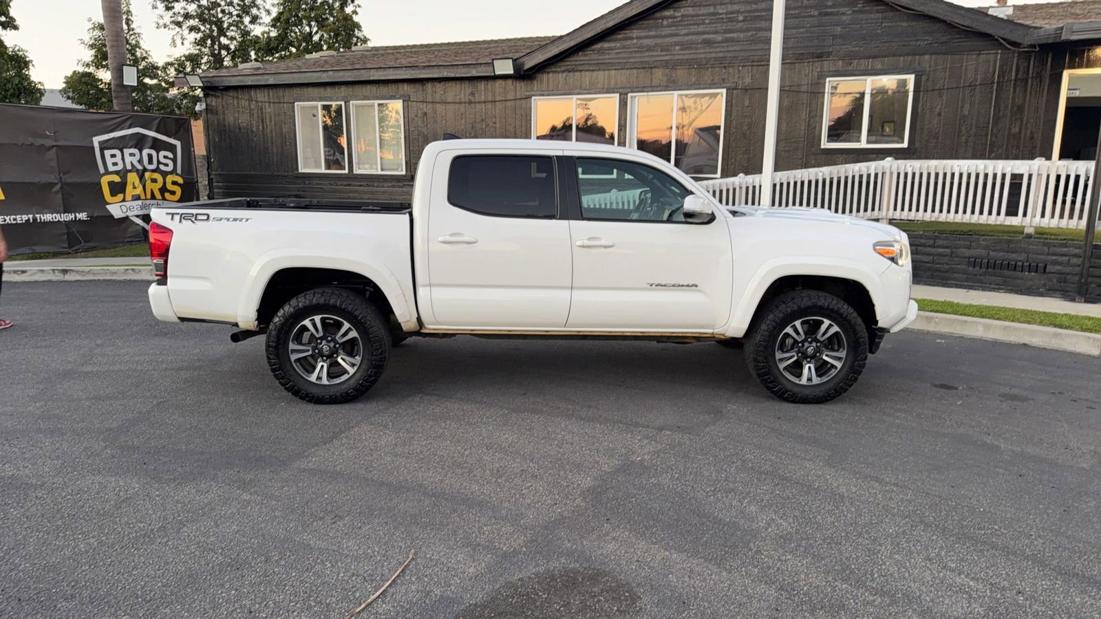 Used 2016 Toyota Tacoma TRD Sport image 11
