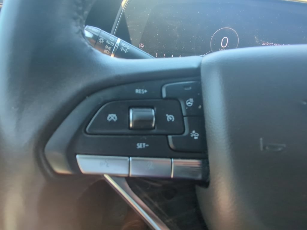Used 2022 Cadillac Escalade Premium Luxury AWD/4WD image 13