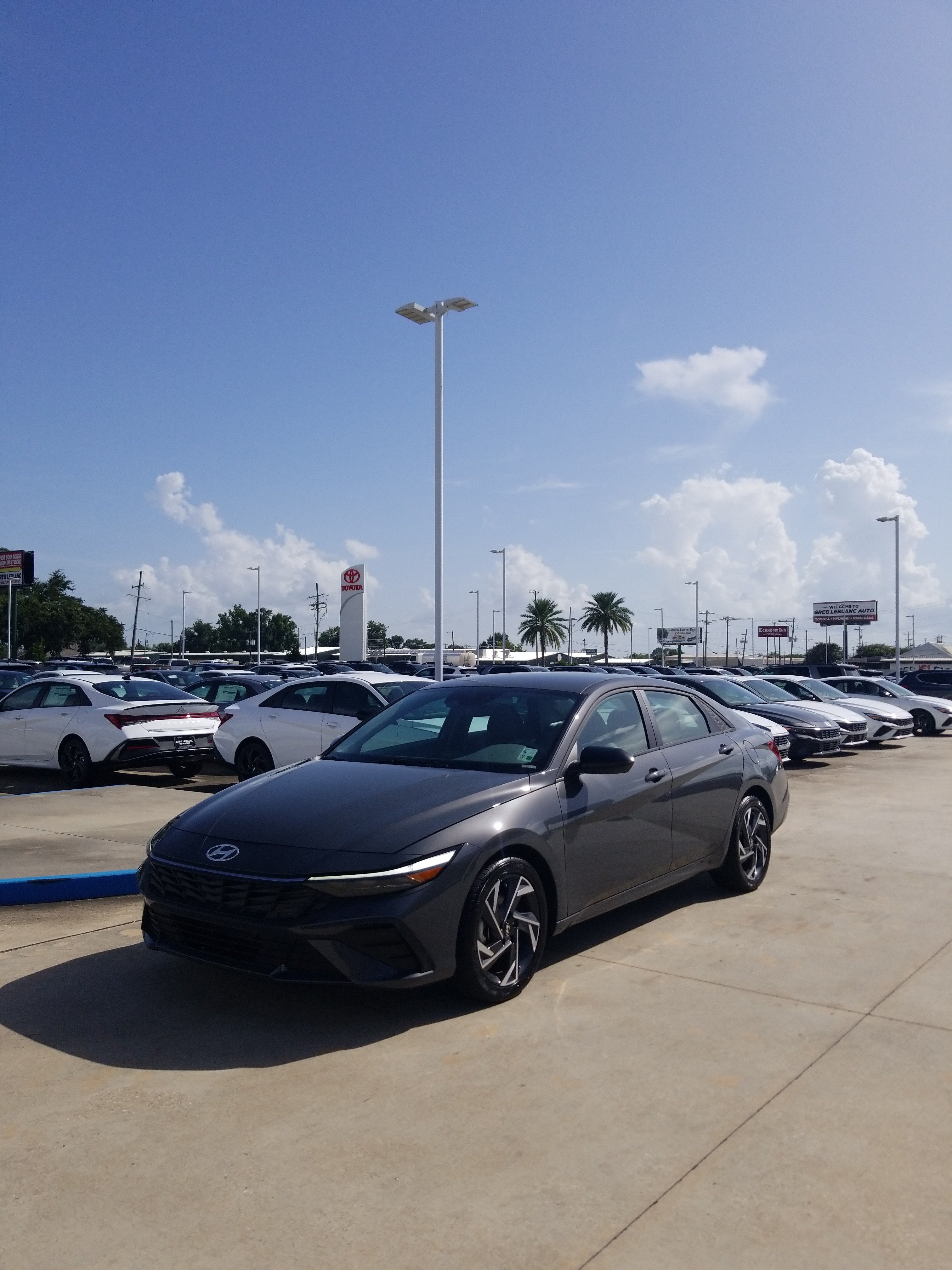 Used 2025 Hyundai Elantra Sport FWD image 3