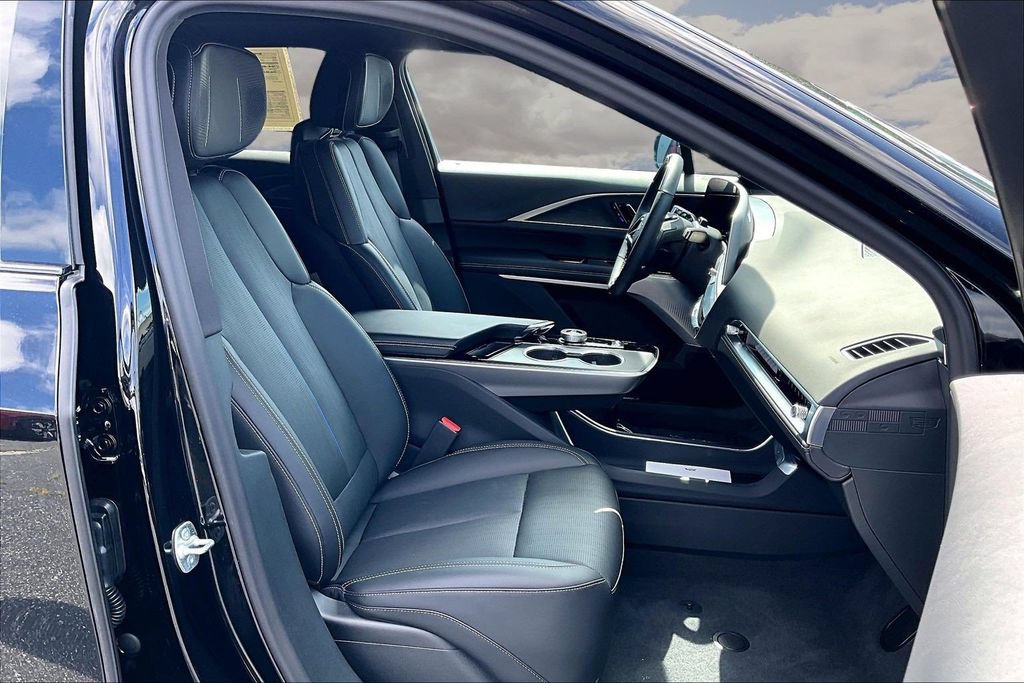 Certified 2025 Cadillac Lyriq Luxury w/ LPO, Floor Liner Package AWD/4WD image 29