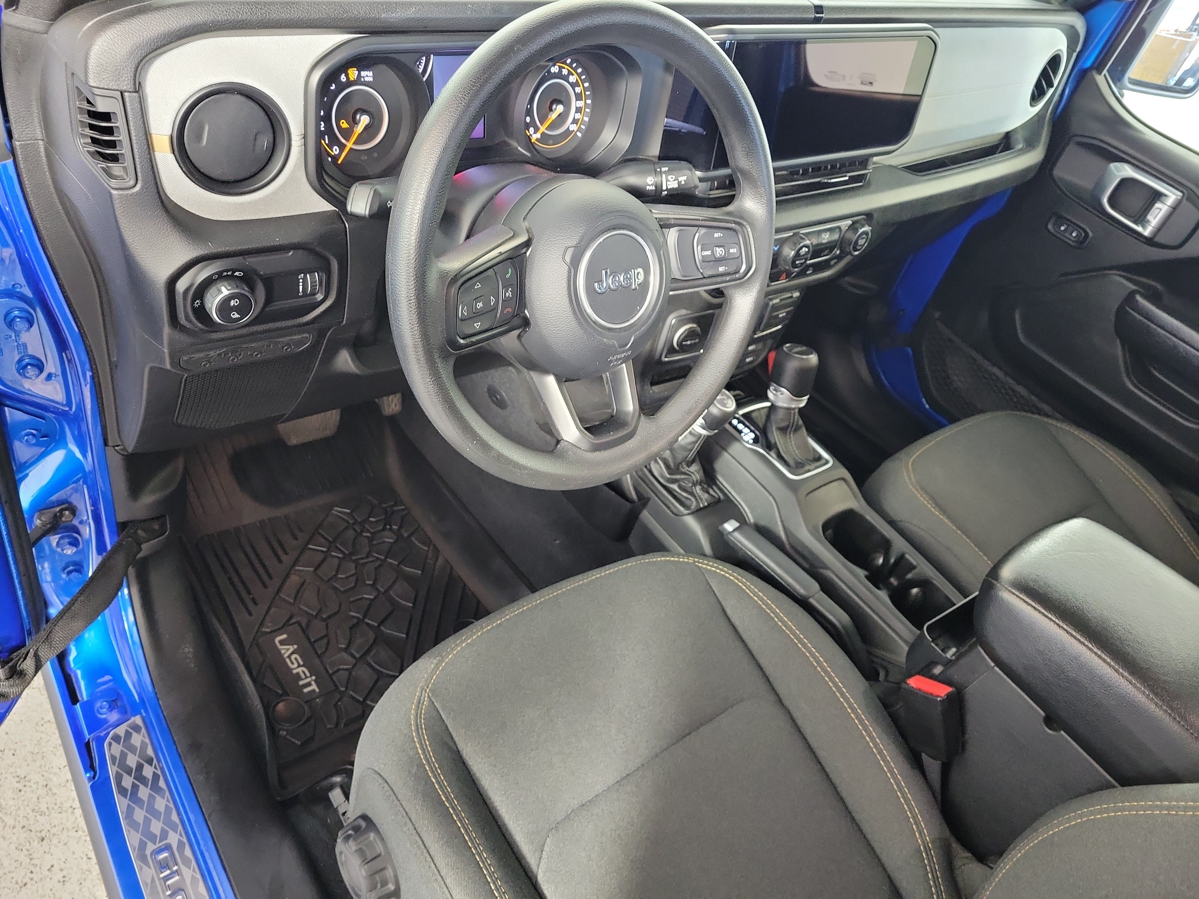 Used 2024 Jeep Gladiator Overland AWD/4WD image 11