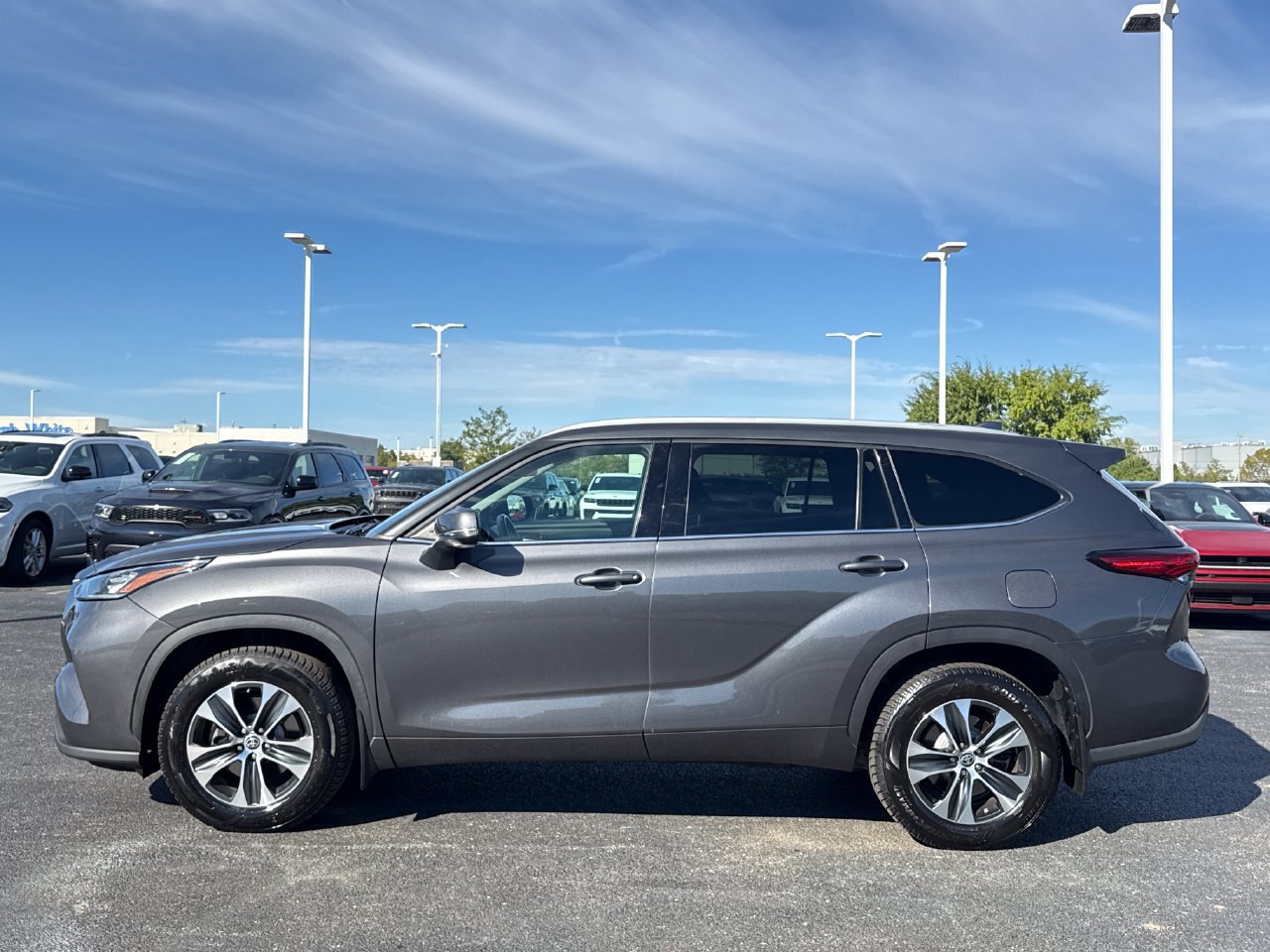 Used 2022 Toyota Highlander XLE AWD/4WD image 5