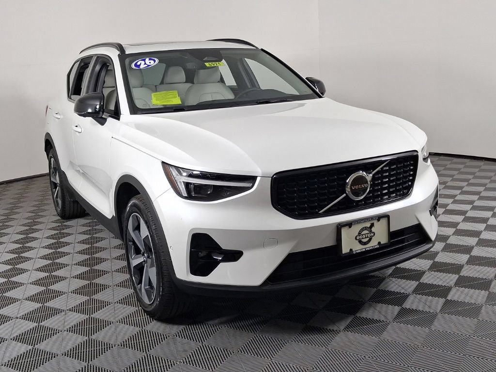 Certified 2026 Volvo XC40 B5 Plus AWD/4WD image 2