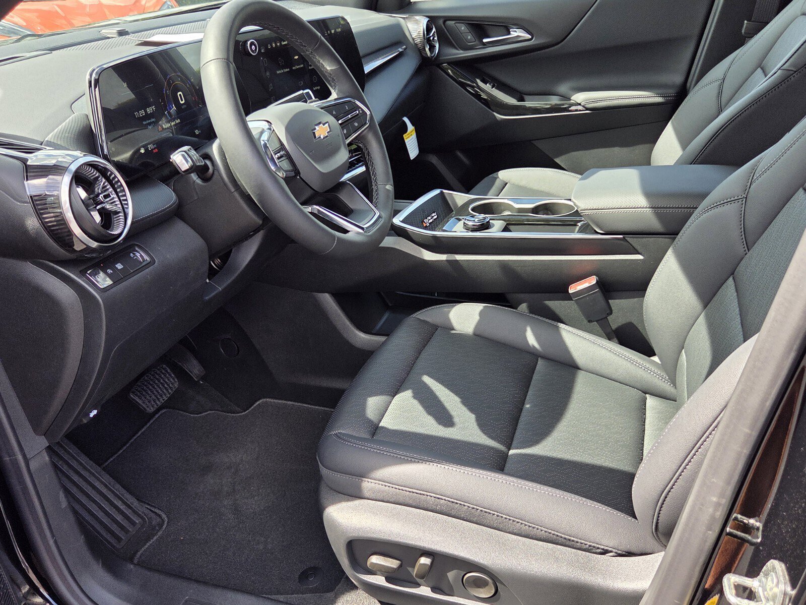 New 2026 Chevrolet Equinox LT w/ Convenience Package II FWD image 5