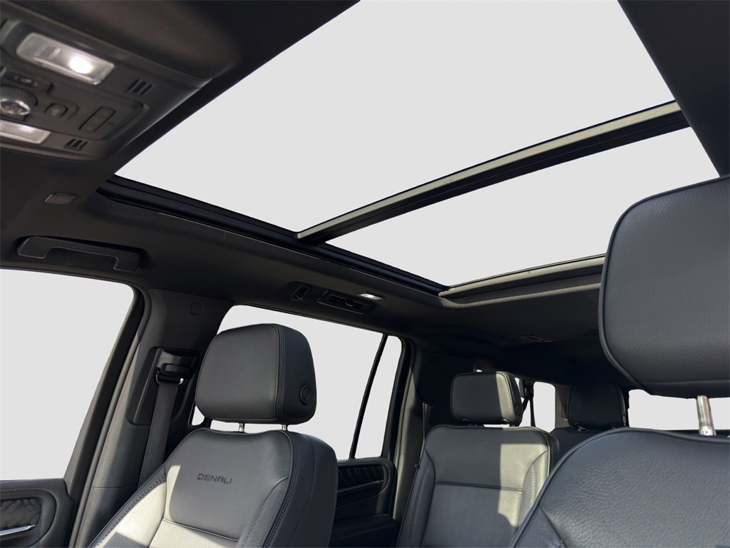 Used 2023 GMC Yukon XL Denali image 7