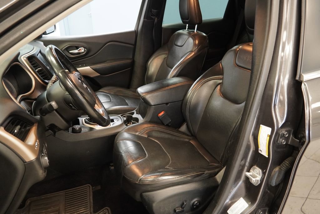 Used 2017 Jeep Cherokee Limited w/ Luxury Group image 3