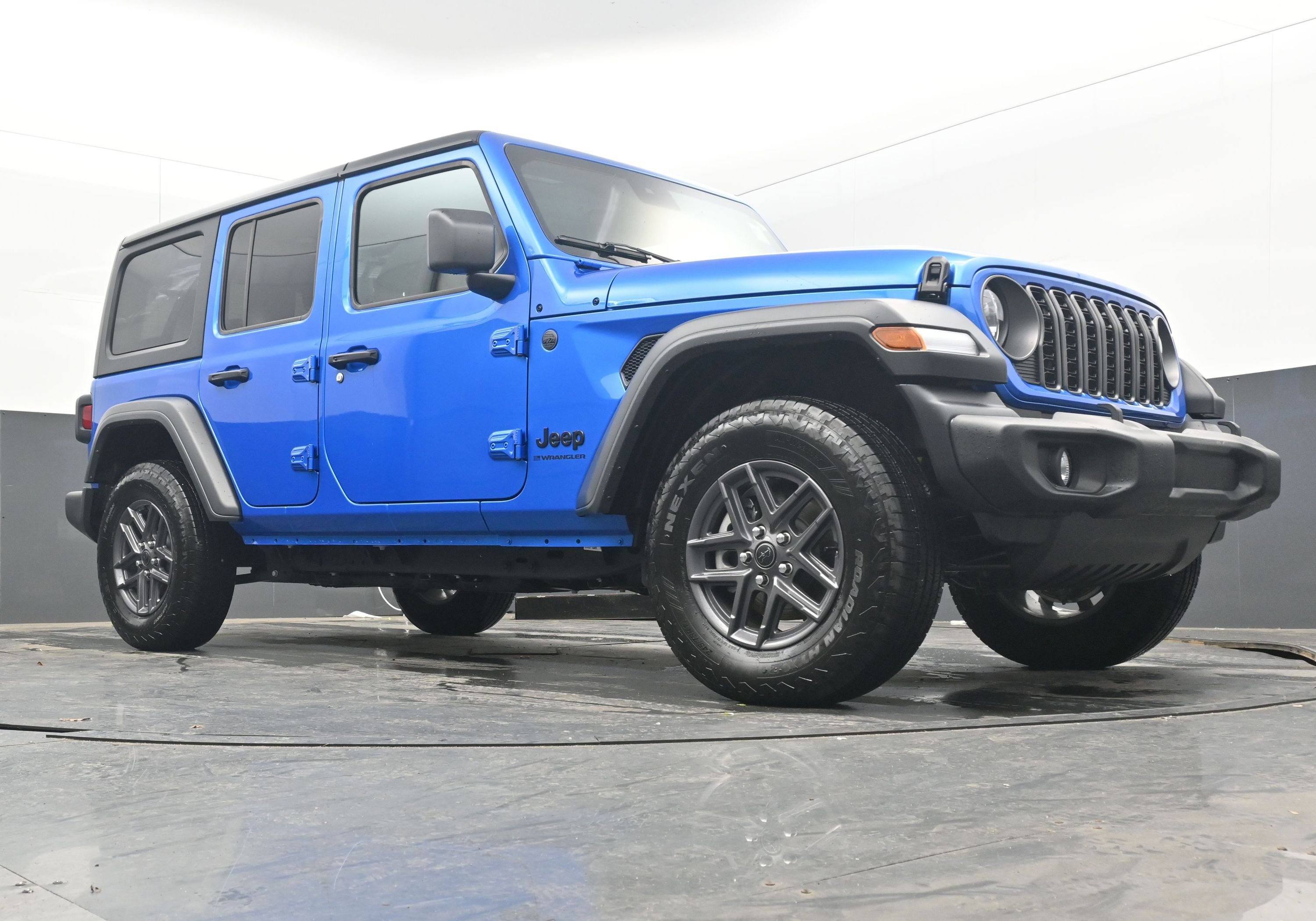 Used 2025 Jeep Wrangler Sport S image 23