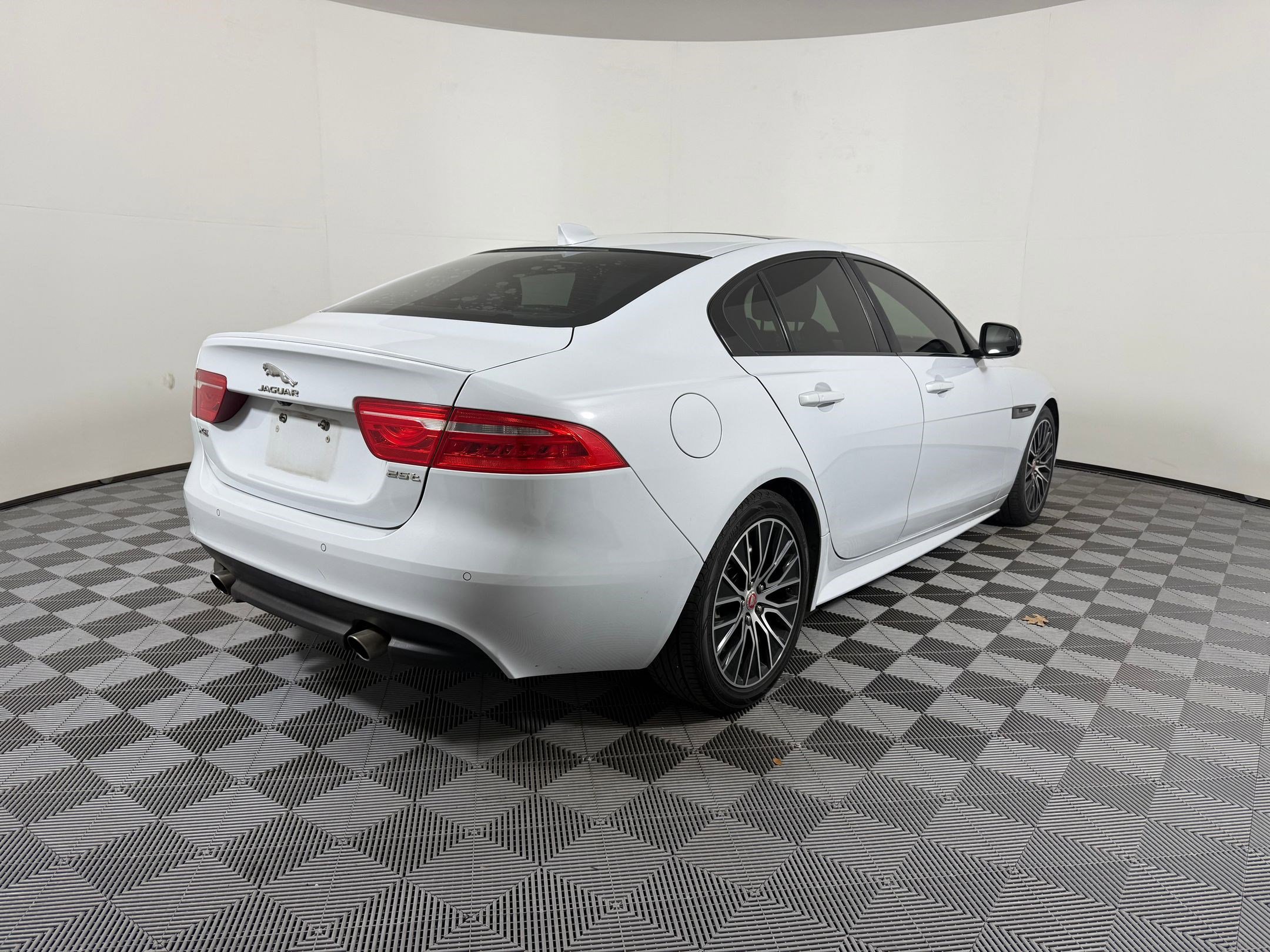 Used 2019 Jaguar XE Landmark Edition image 9