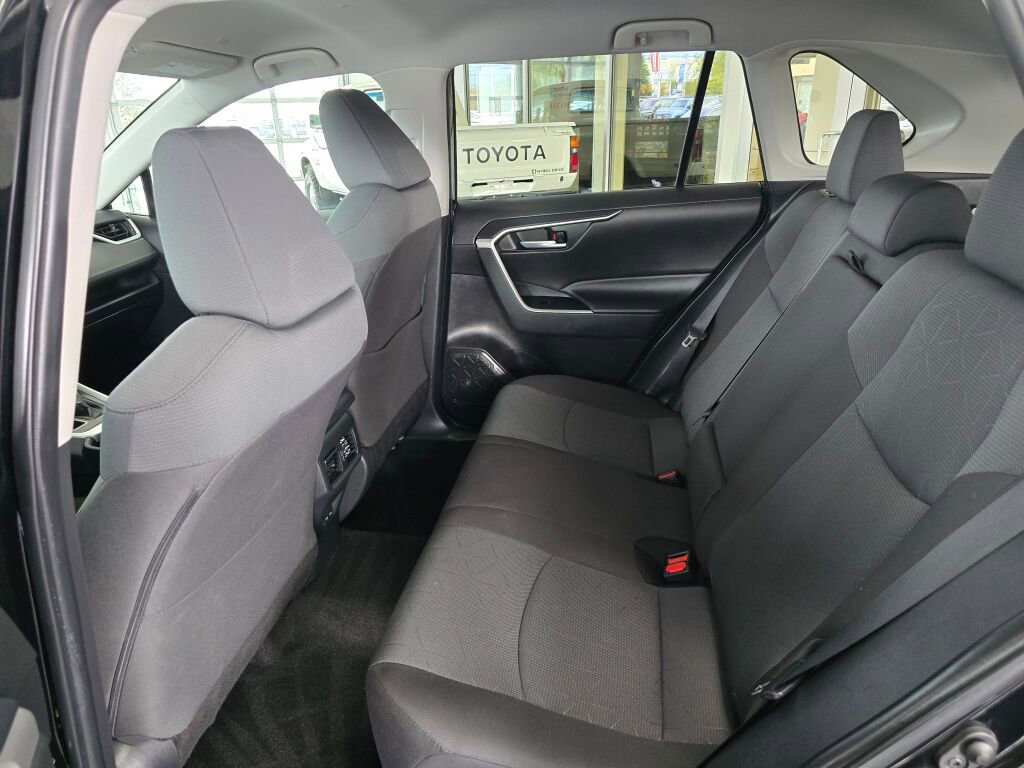 Used 2025 Toyota RAV4 XLE AWD/4WD image 37