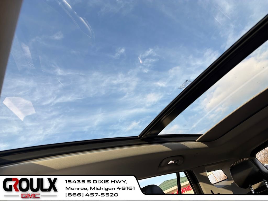 Used 2022 GMC Terrain SLT w/ Tech Package image 21