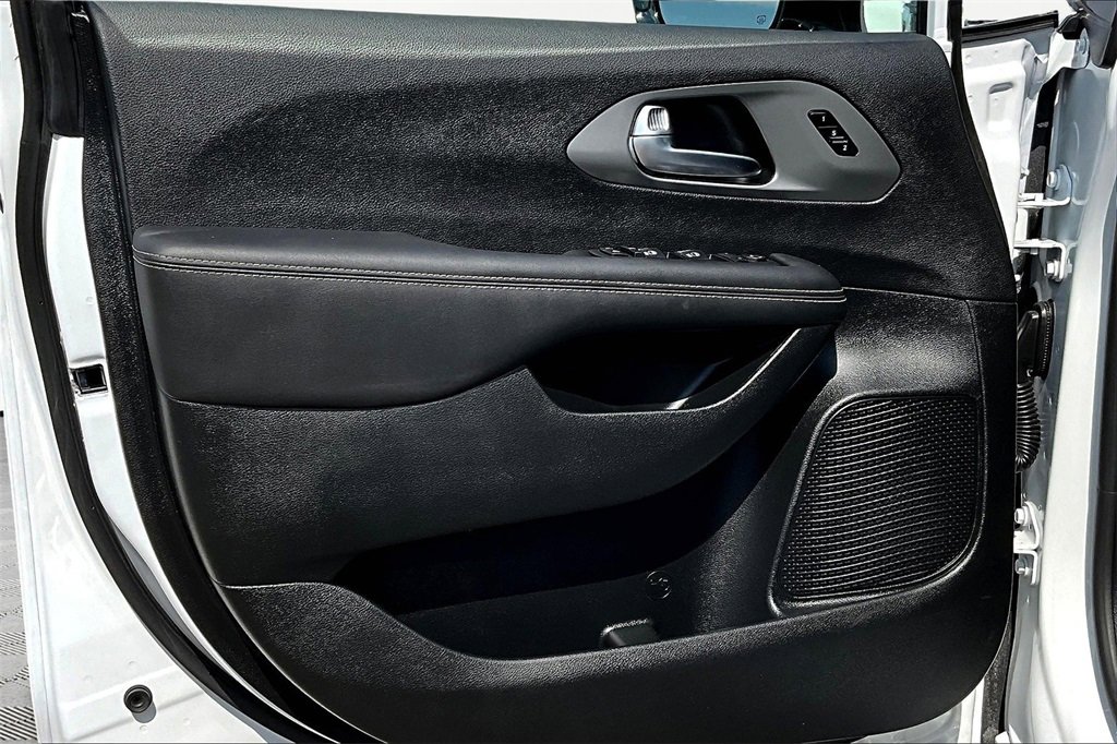 Used 2025 Chrysler Pacifica Select image 23