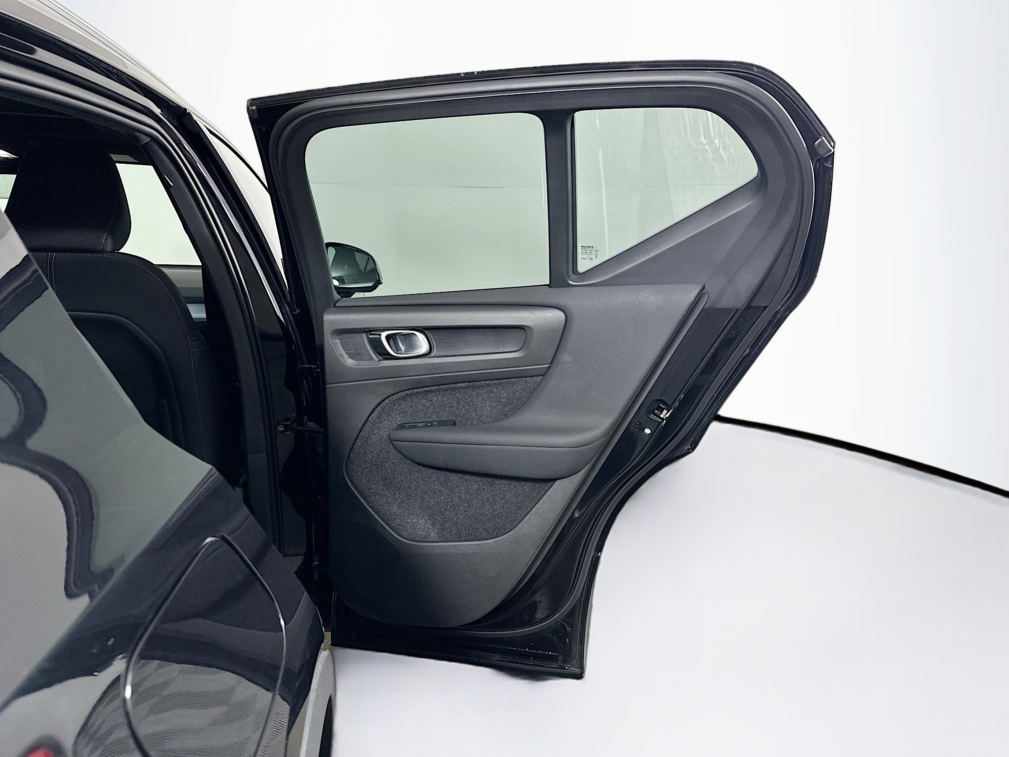 Used 2024 Volvo XC40 B5 Core image 31