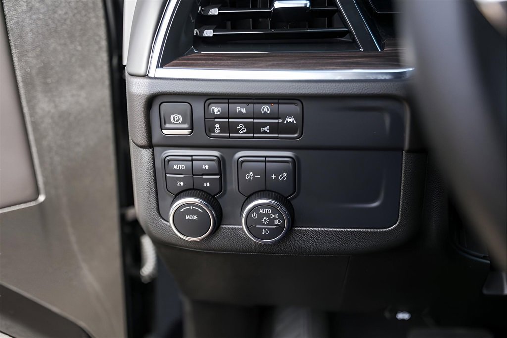 Used 2025 Chevrolet Suburban Z71 image 18