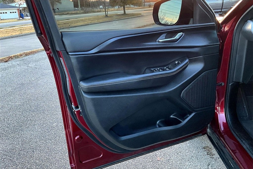 Used 2025 Jeep Grand Cherokee L Altitude image 23