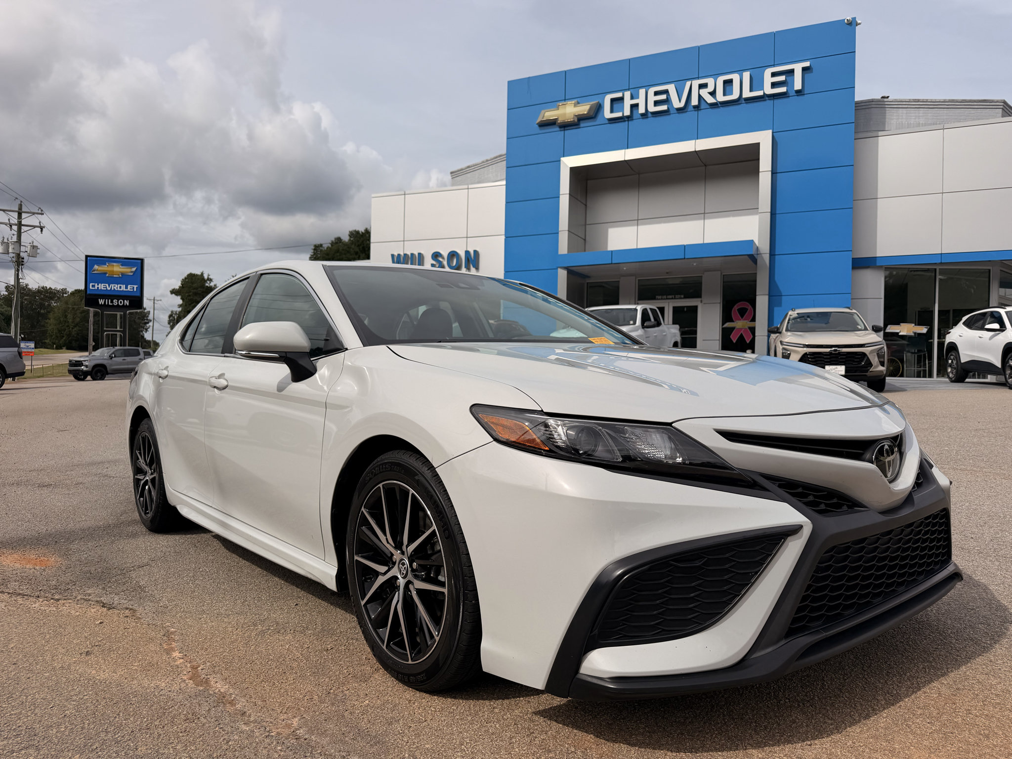 Used 2024 Toyota Camry SE FWD image 1