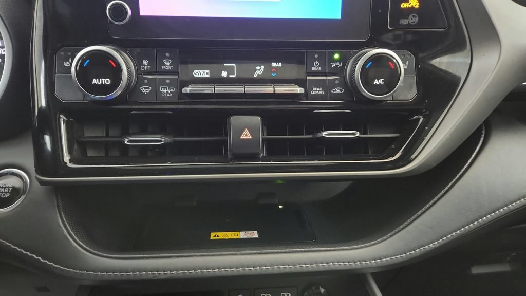 Used 2023 Toyota Highlander XLE AWD/4WD image 29