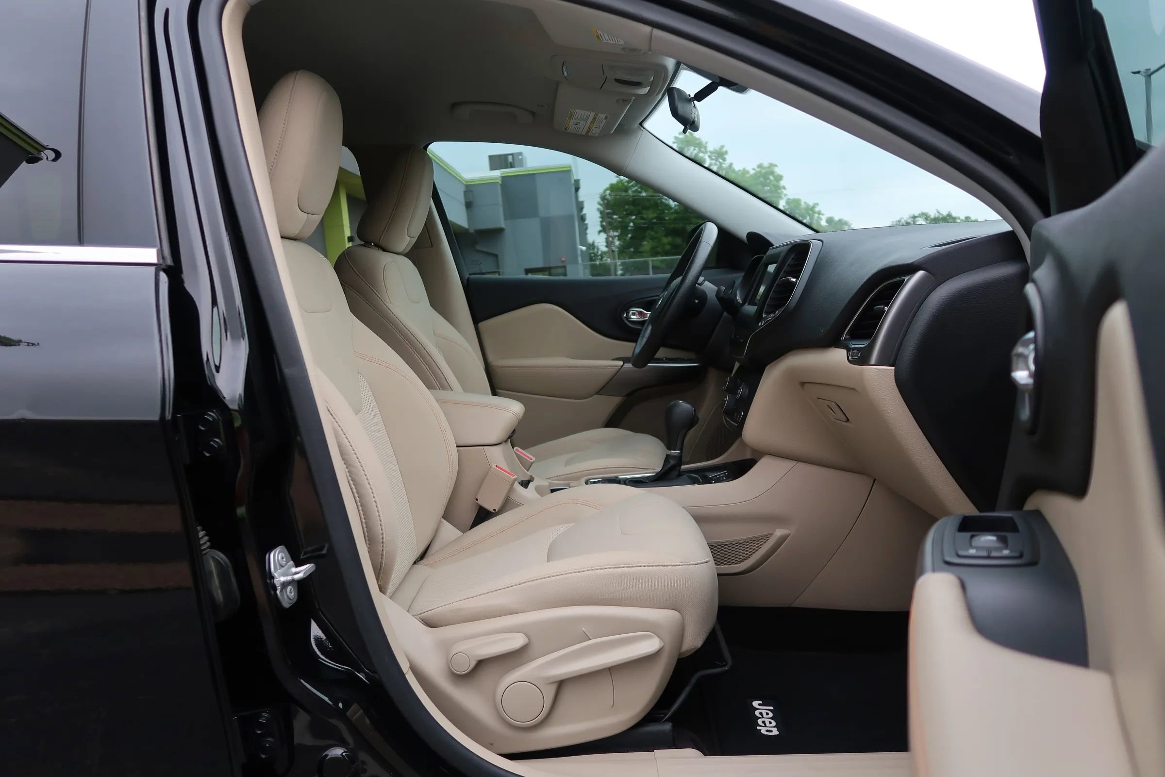 Used 2019 Jeep Cherokee Latitude w/ Popular Appearance Group FWD image 24