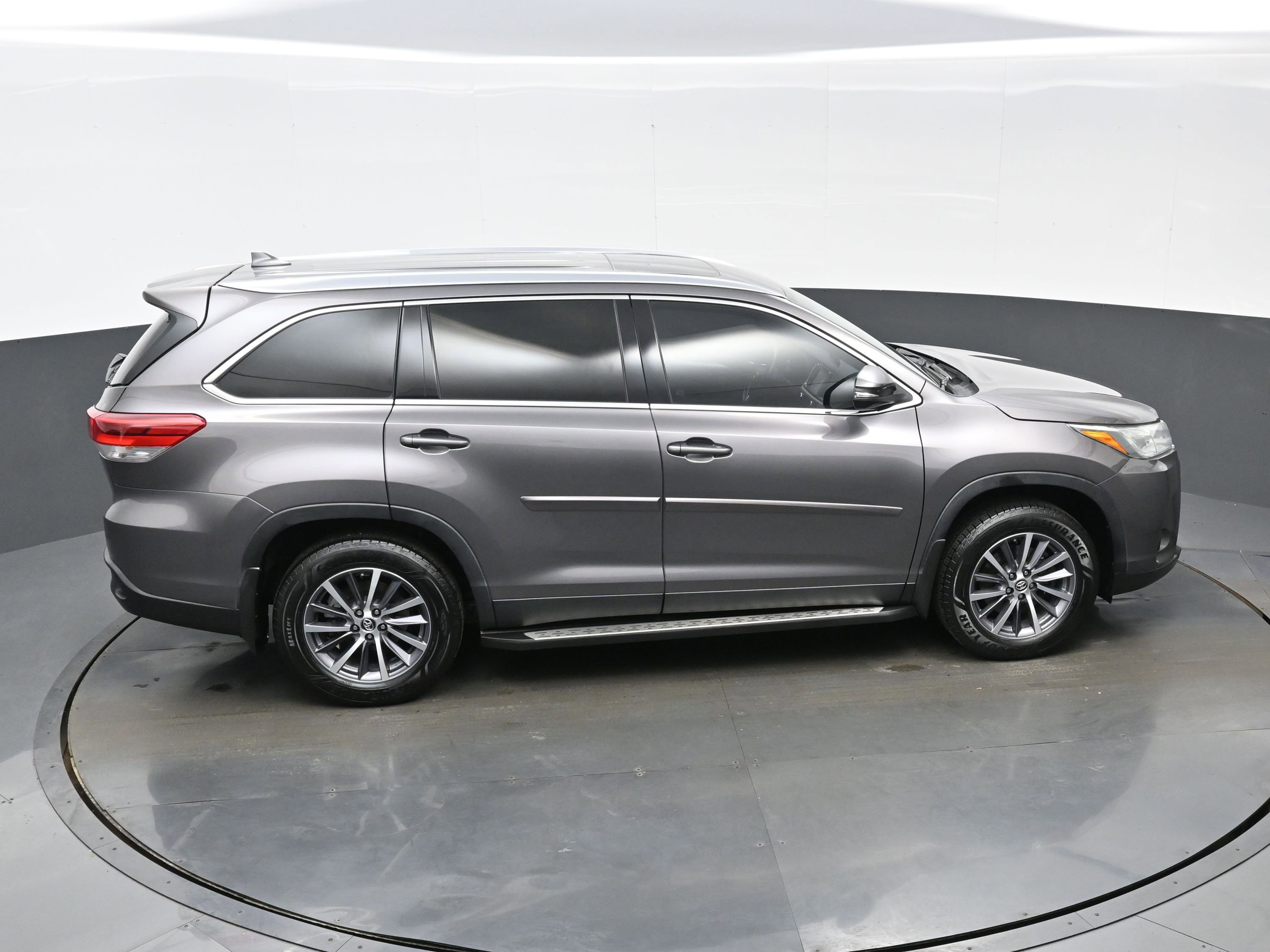 Used 2019 Toyota Highlander XLE AWD/4WD image 40