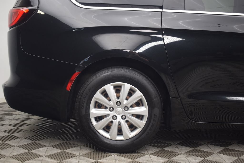 Used 2019 Chrysler Pacifica L FWD image 28