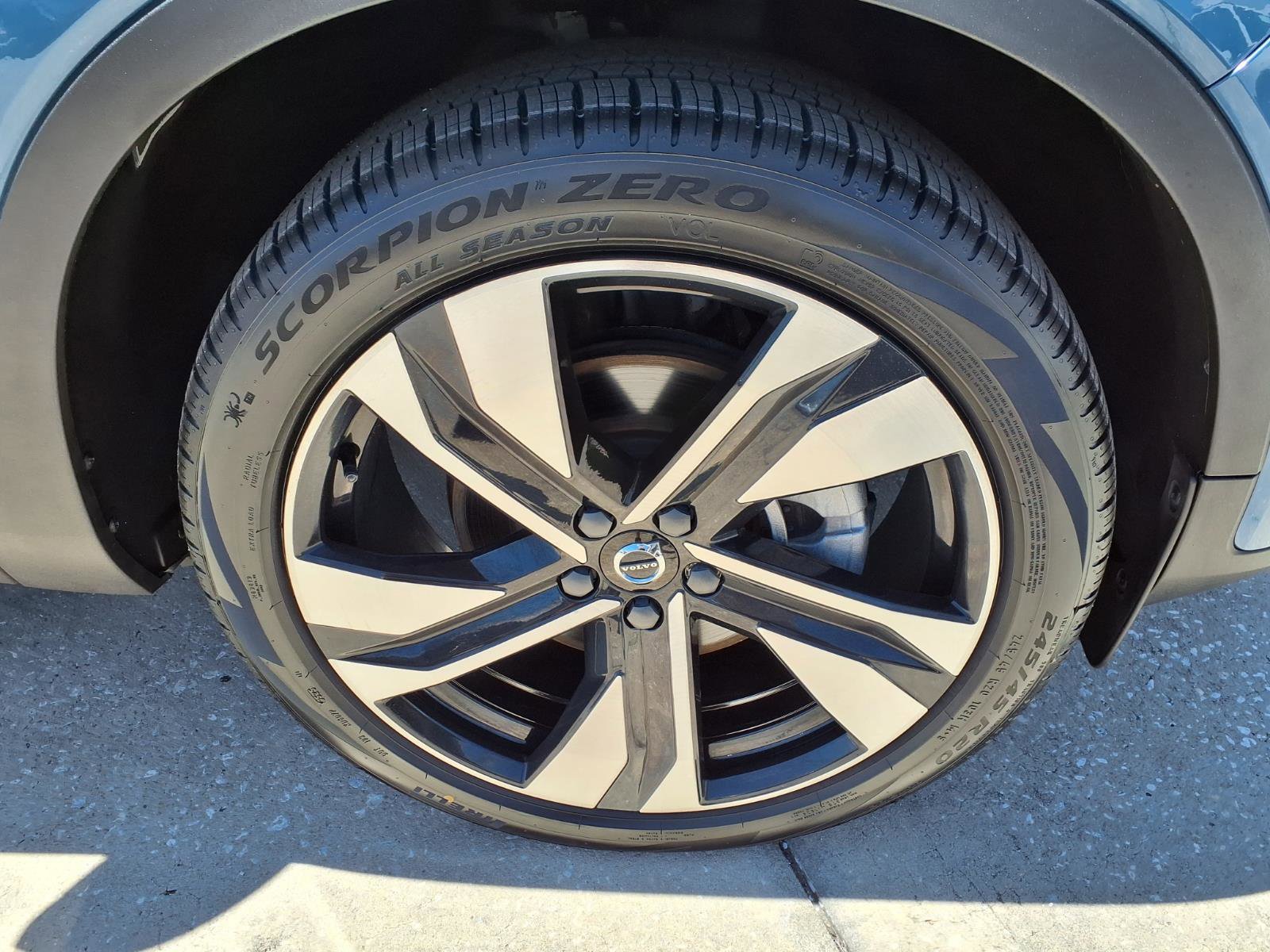 Certified 2023 Volvo XC40 B5 Ultimate w/ Protection Package Premier AWD/4WD image 9