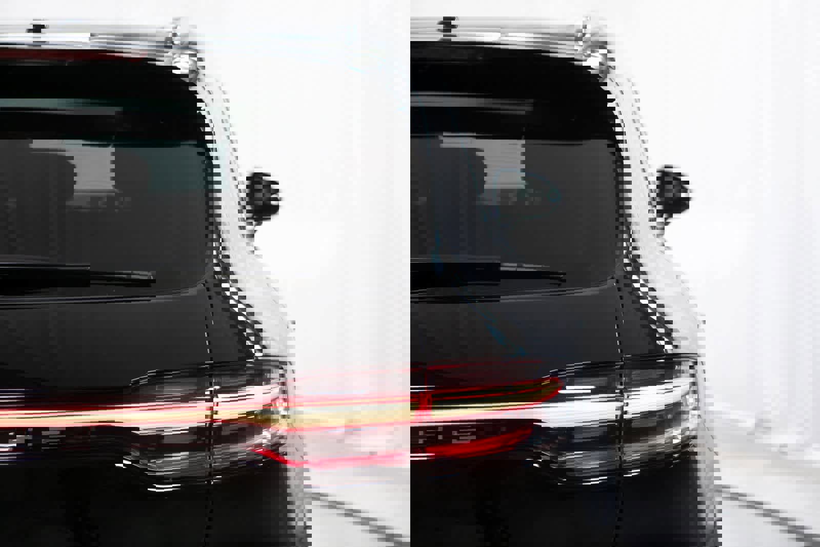 Certified 2025 Porsche Macan image 38